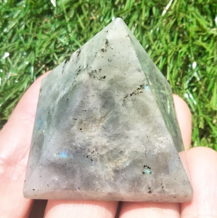 Pyramide en labradorite