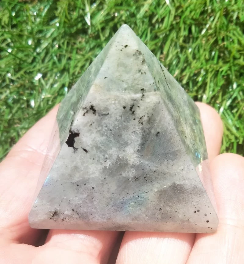 Pyramide en labradorite