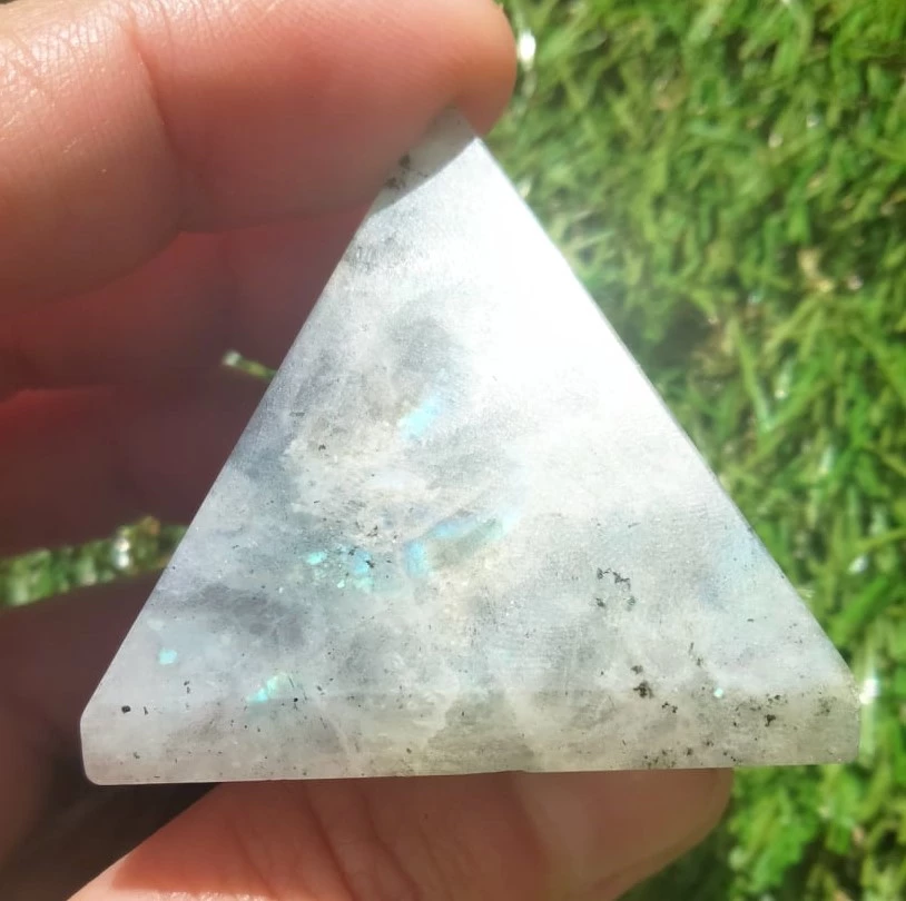 Pyramide en labradorite