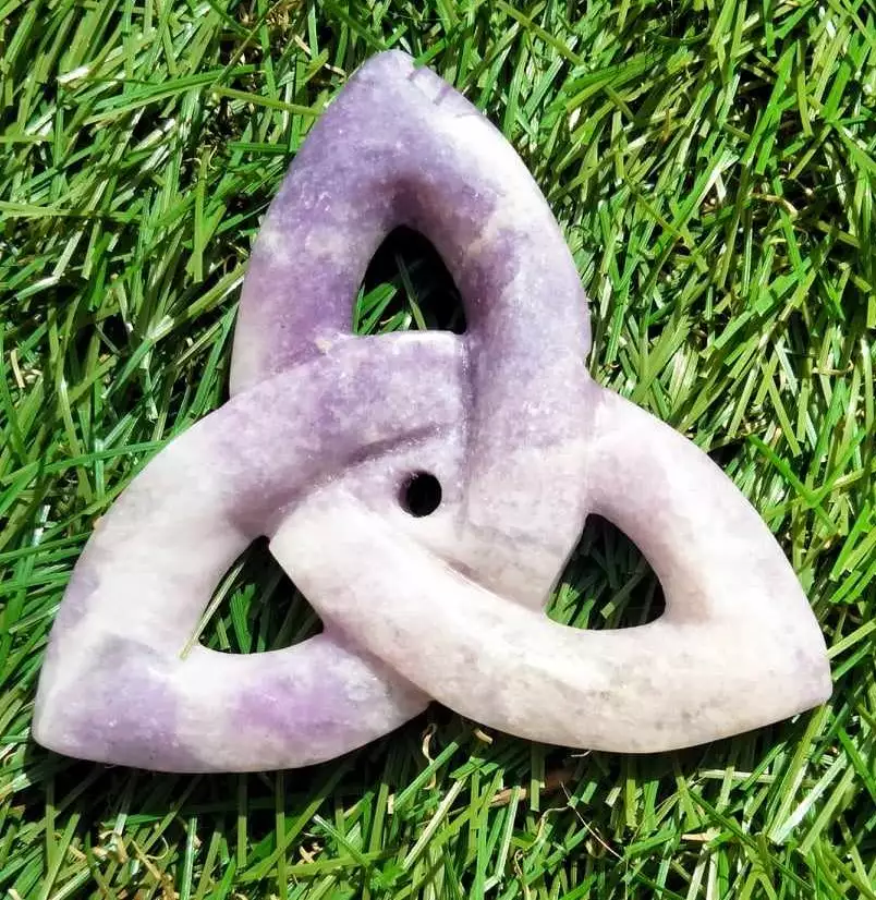 Triquetra en lepidolite