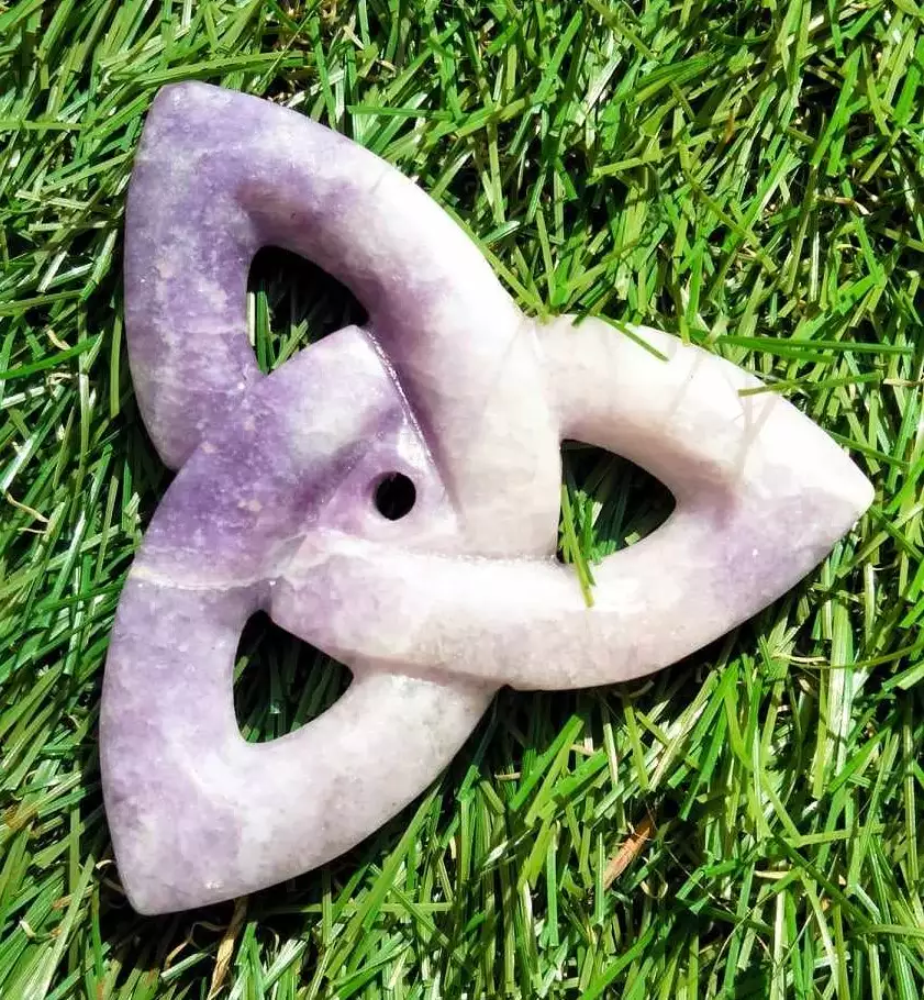 Triquetra en lepidolite