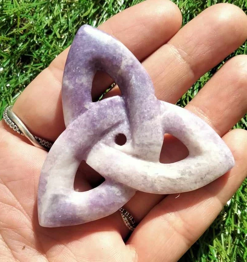 Triquetra en lepidolite