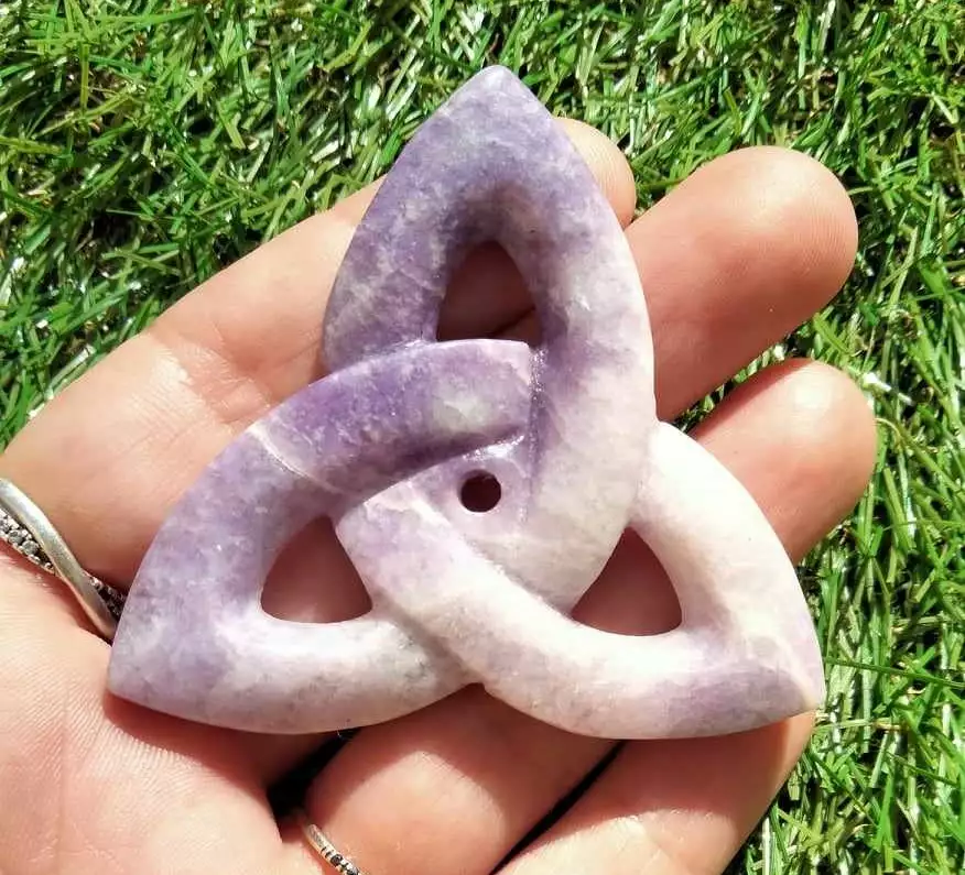 Triquetra en lepidolite