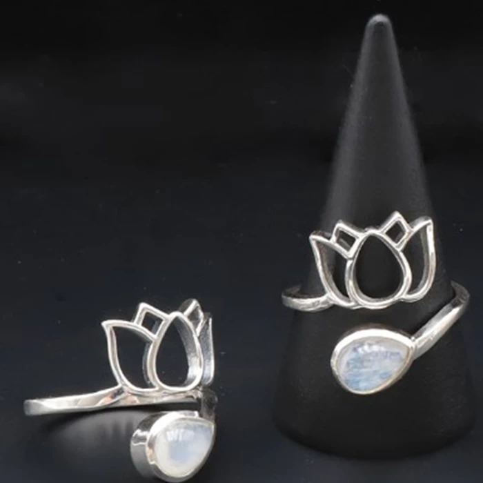 Bague fleur en argent et éclat mystique de la peristérite