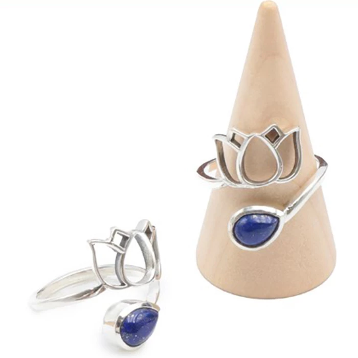 Bague fleur en argent et profondeur du lapis-lazuli